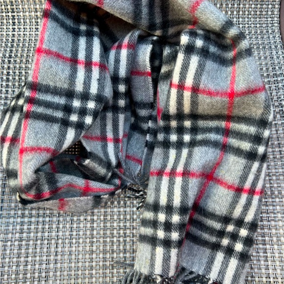 Burberrys of London 100% Cashmere Scarf - Picture 3 of 4